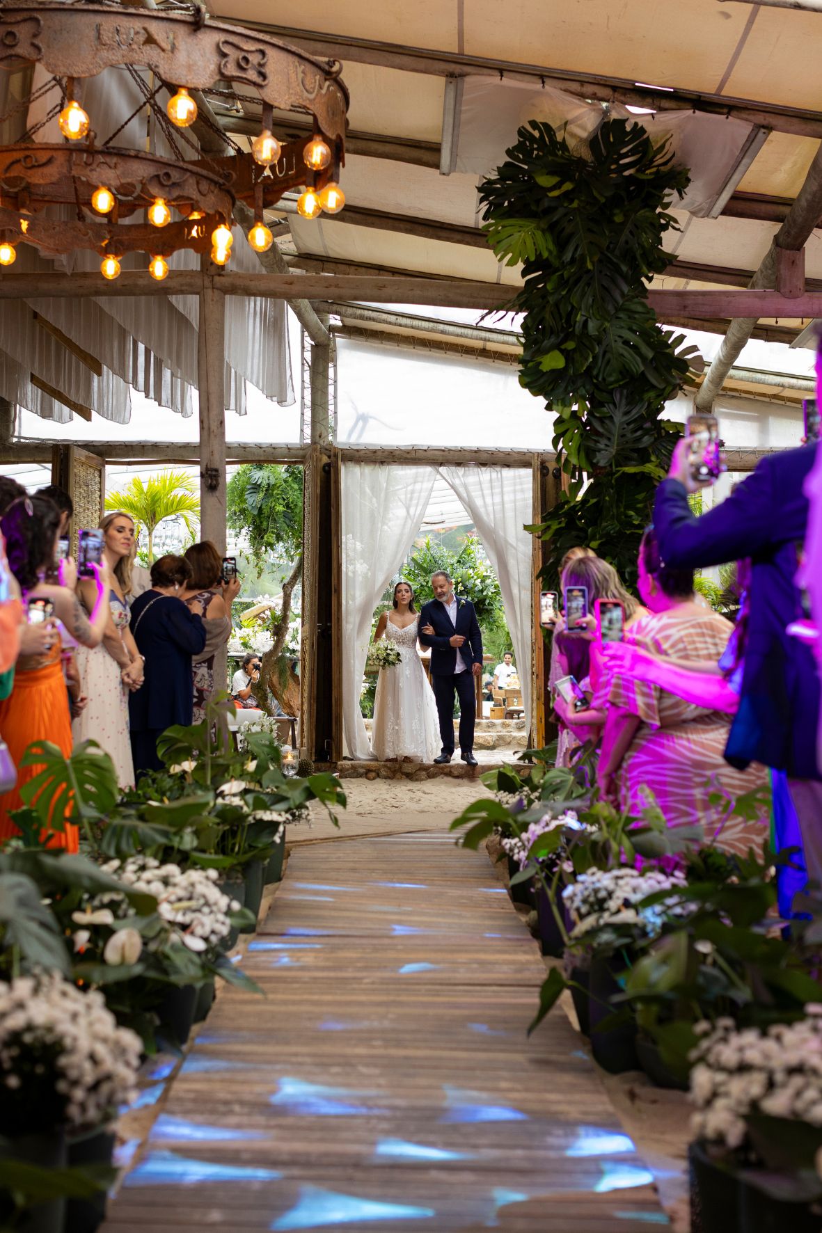 entrada da noiva no Luai Cabanas