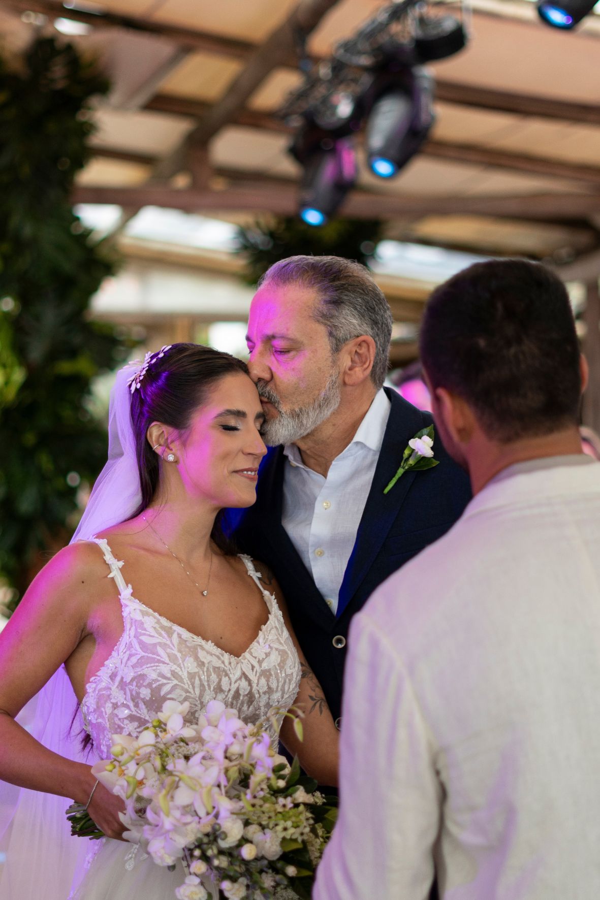 entrada da noiva no Luai Cabanas