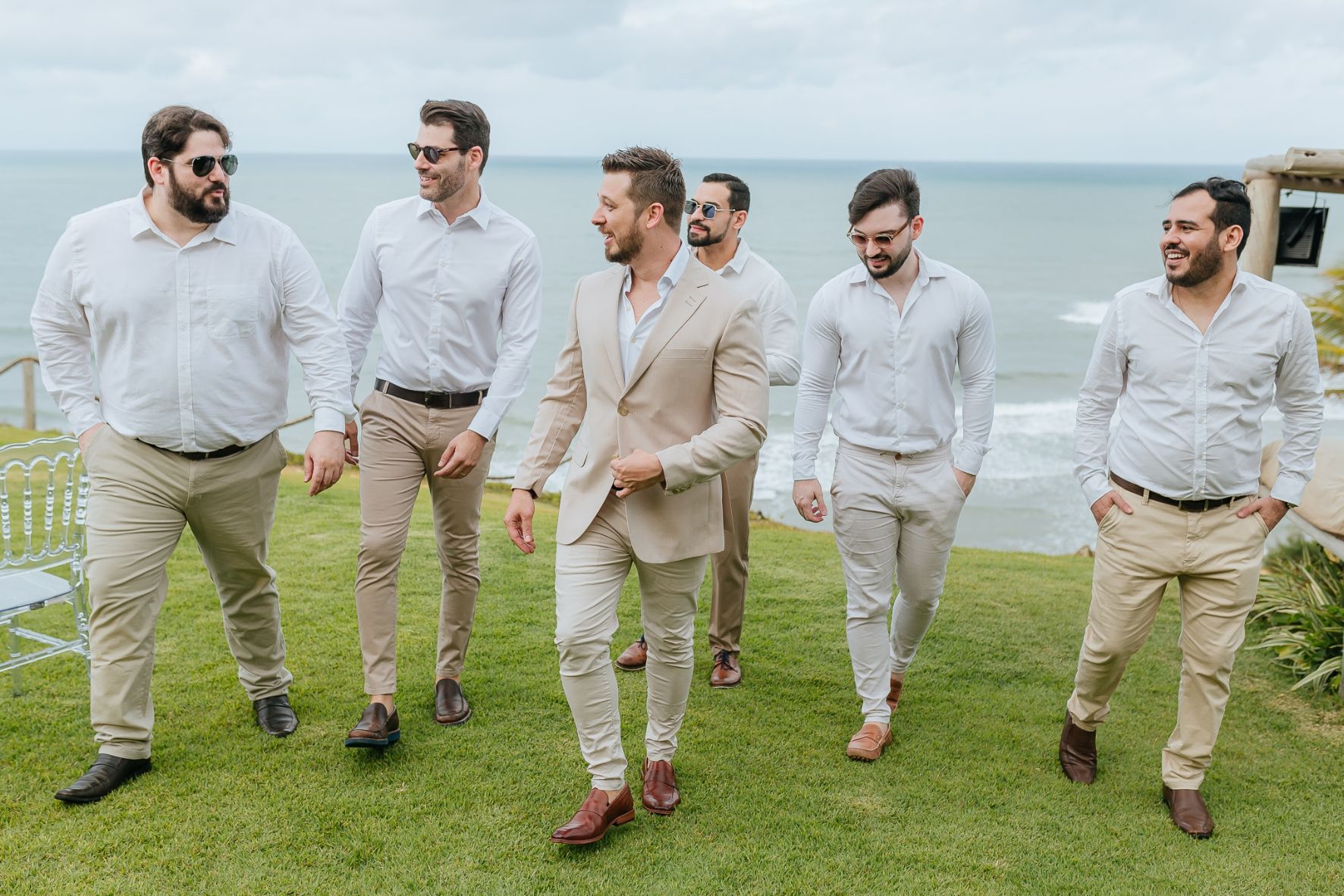 noivo e padrinhos na praia