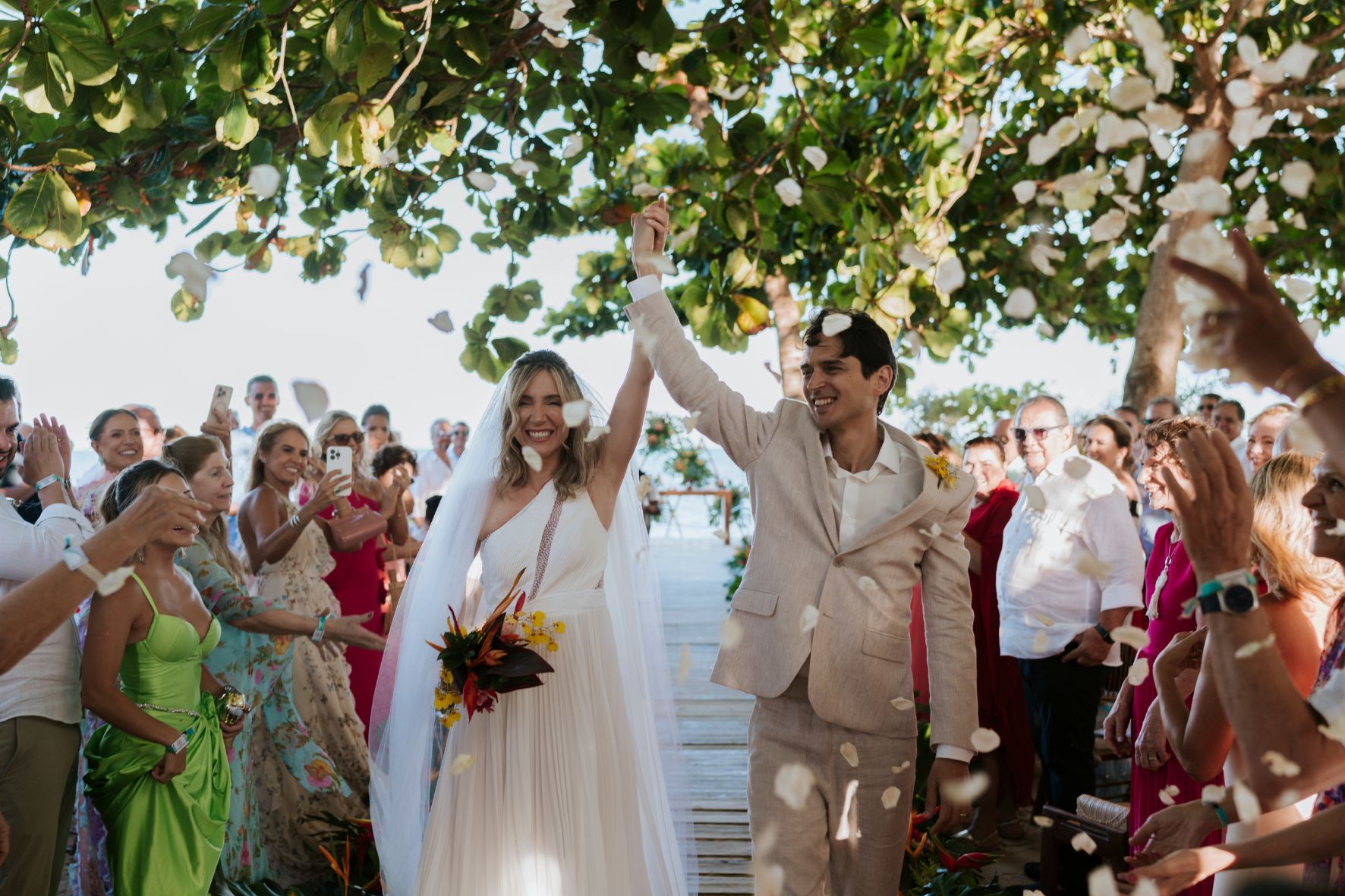 casamento na praia em hotel boutique saída dos noivos
