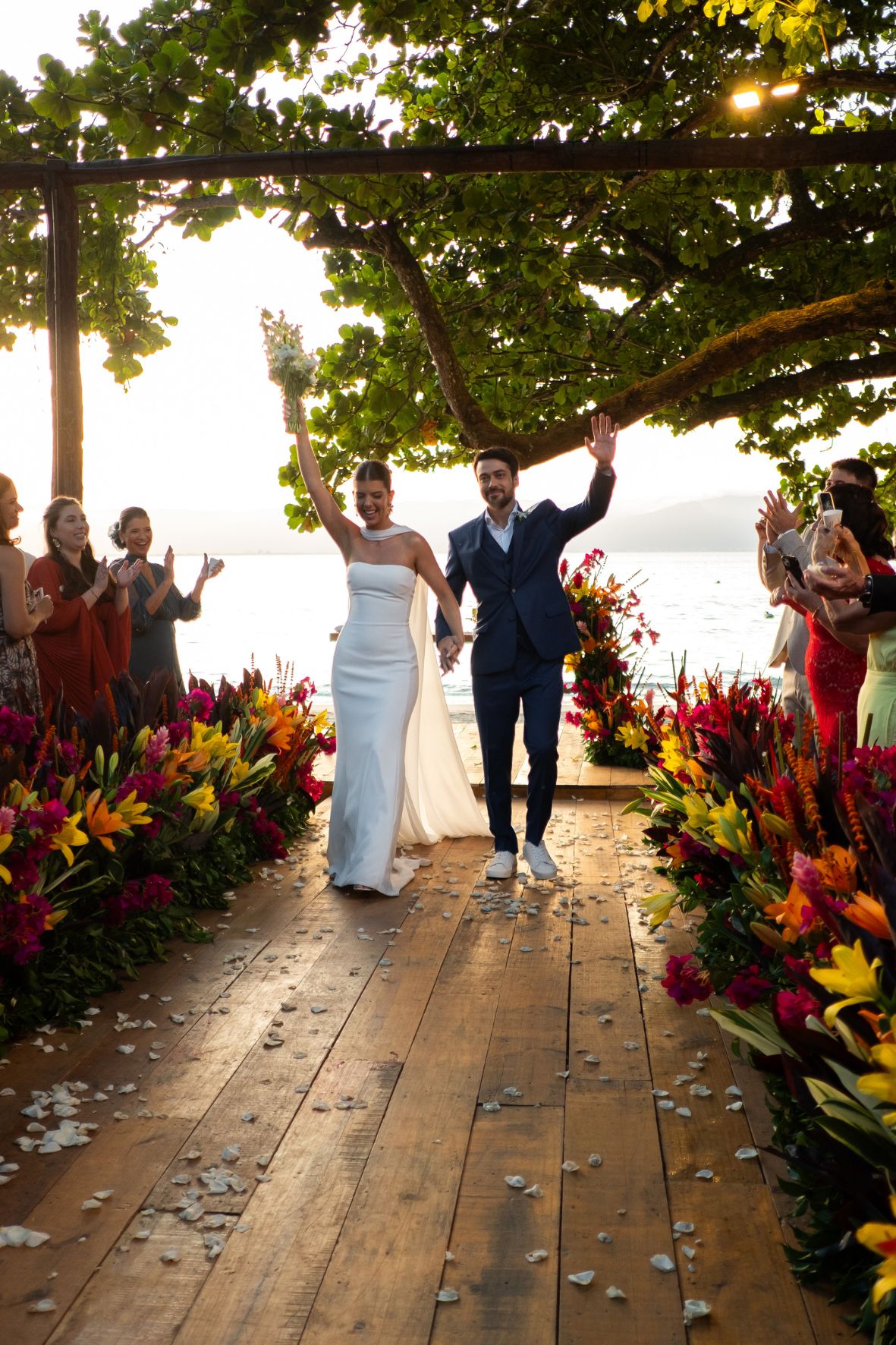 cerimônia de casamento pé na areia na saída dos noivos
