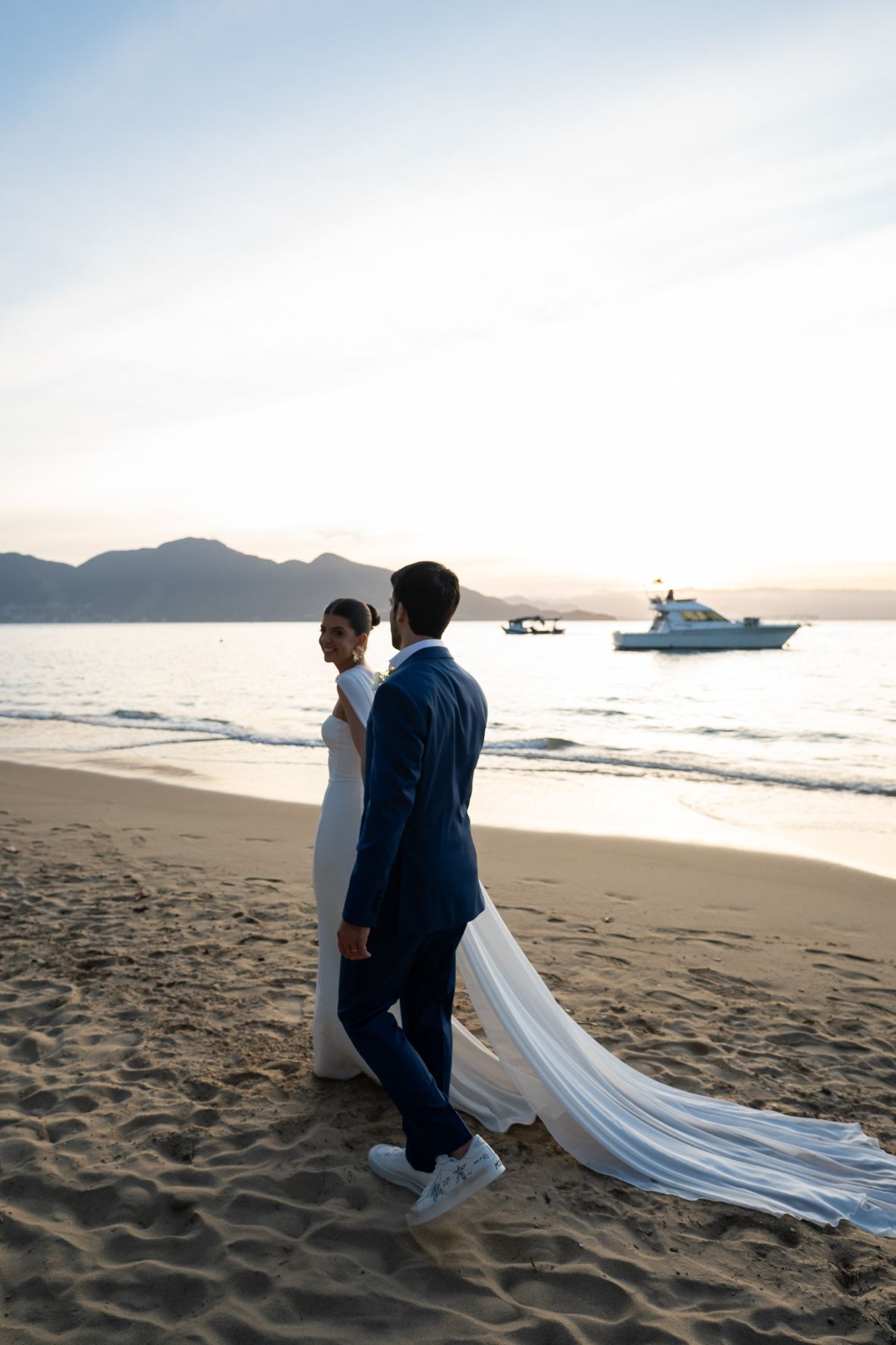 cerimônia de casamento pé na areia na saída dos noivos