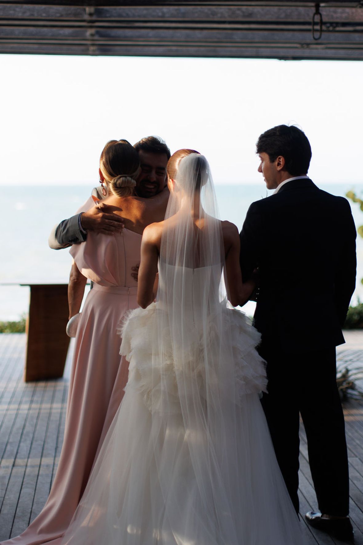 entrada da noiva no casamento na praia