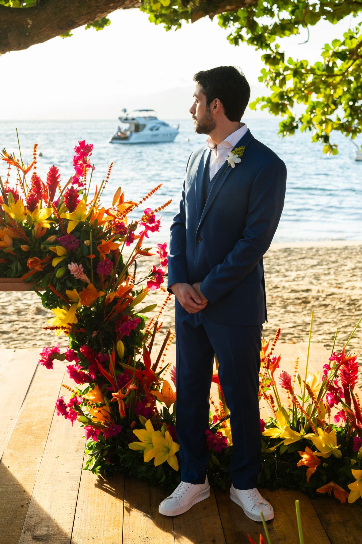 noivo espera a noiva no casamento em Ilhabela