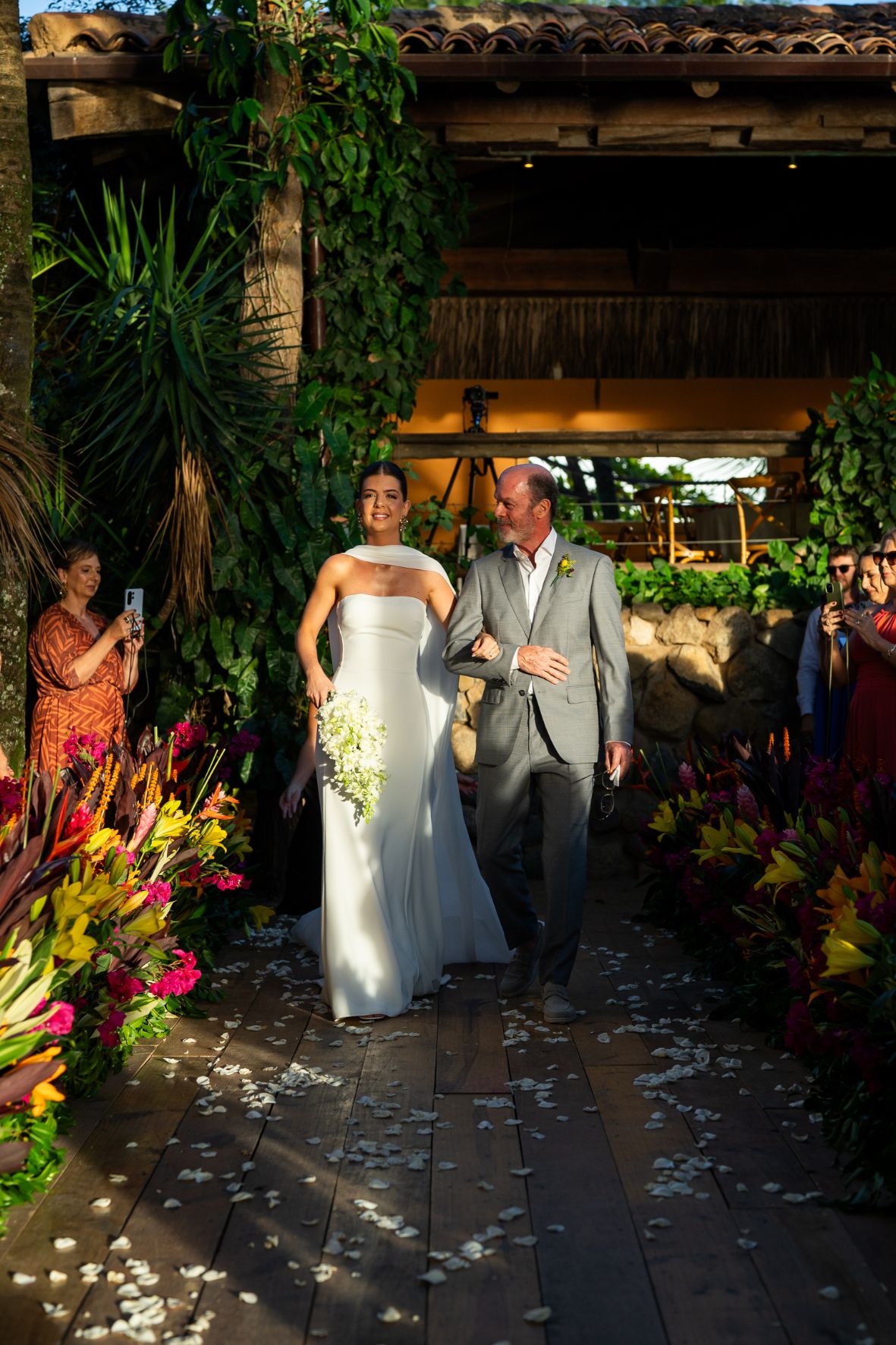 entrada da noiva no casamento em Ilhabela