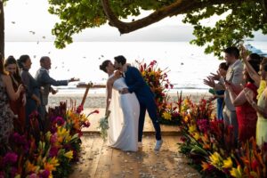 cerimônia de casamento pé na areia na saída dos noivos