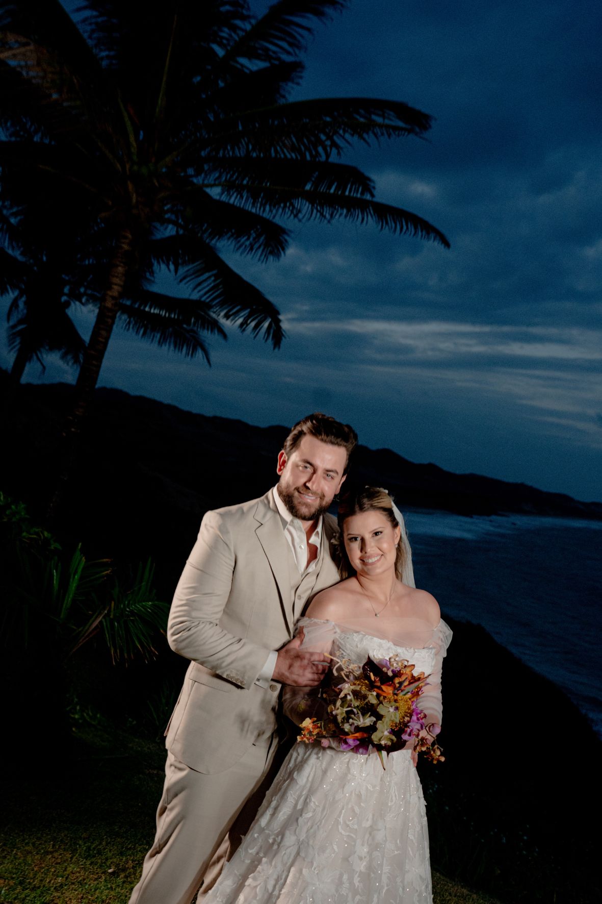 noivos no casamento na praia