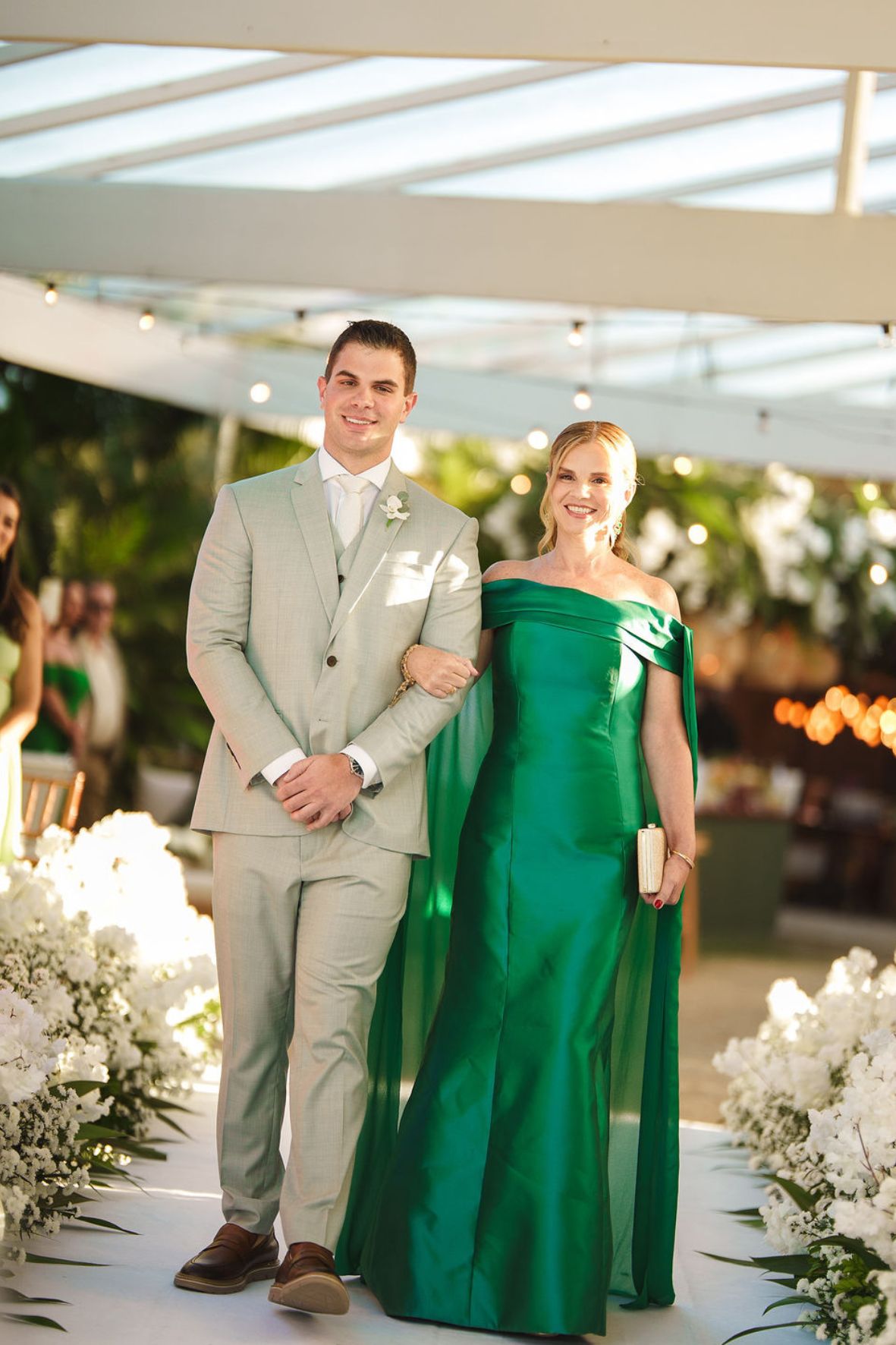 entrada do noivo no casamento na praia