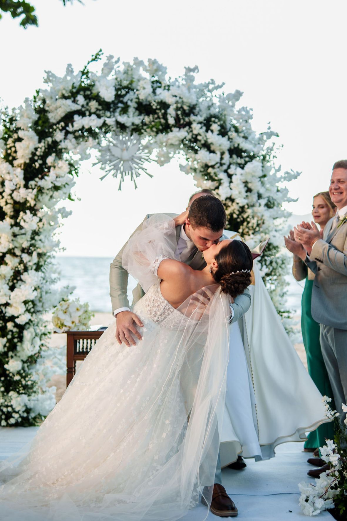 saída dos noivos casamento na praia