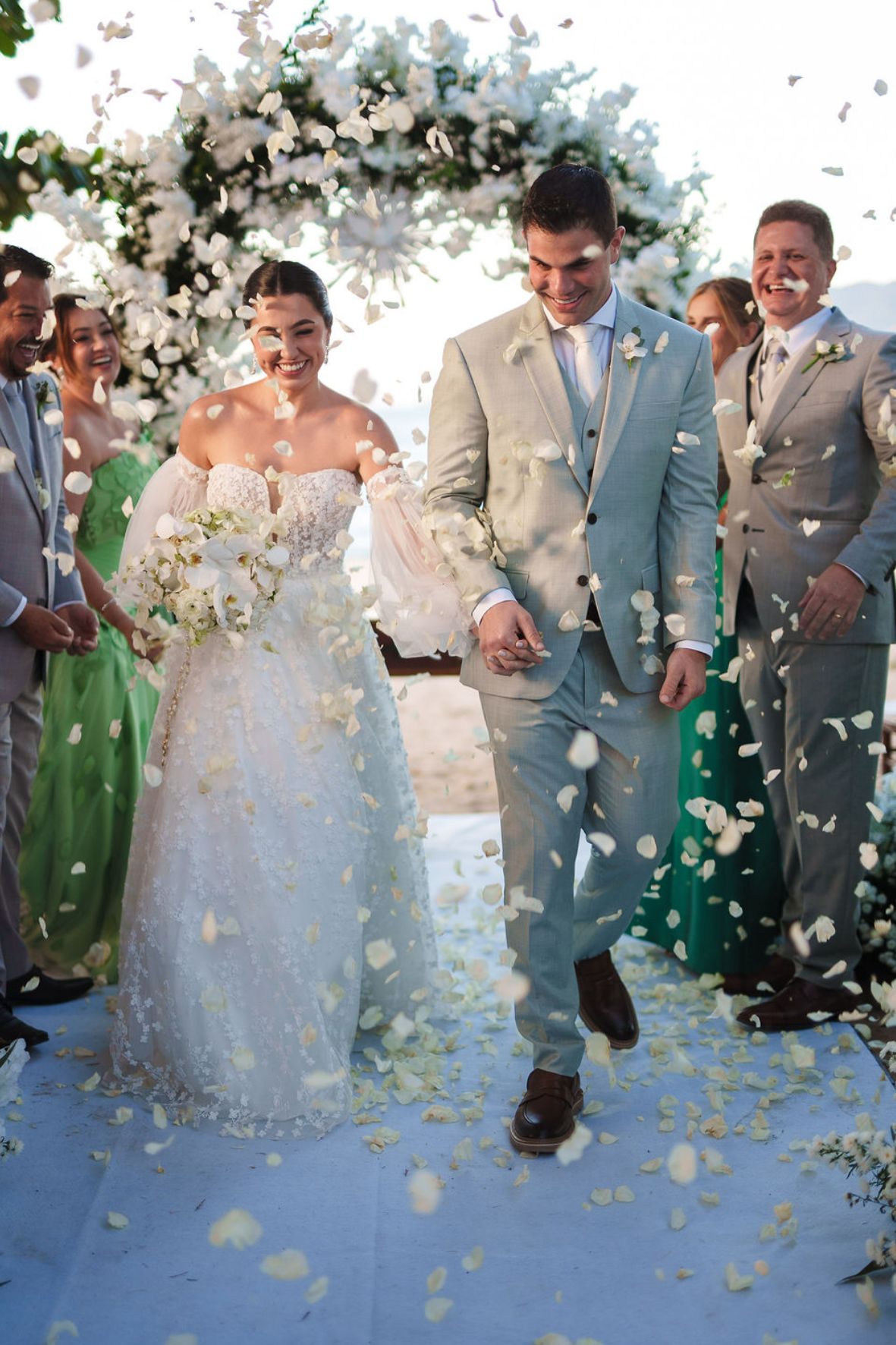 saída dos noivos casamento na praia