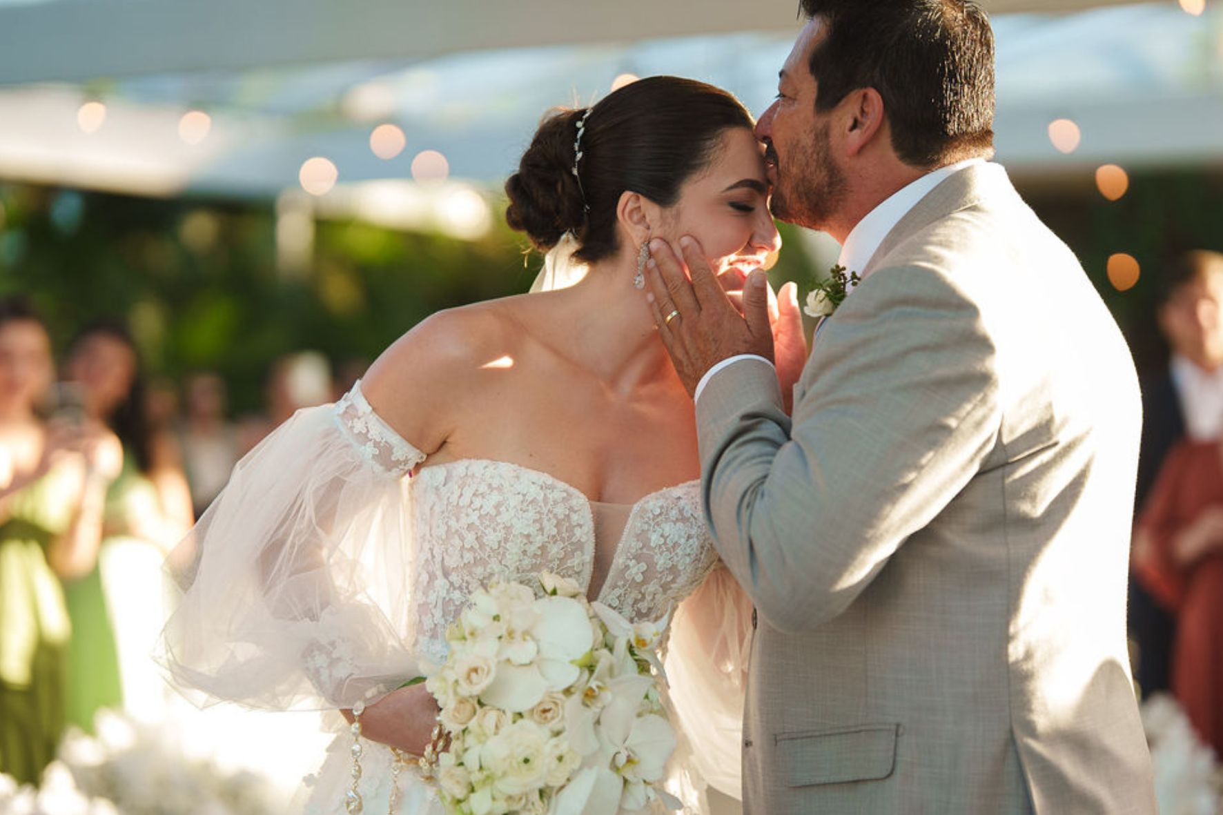 entrada da noiva no casamento na praia