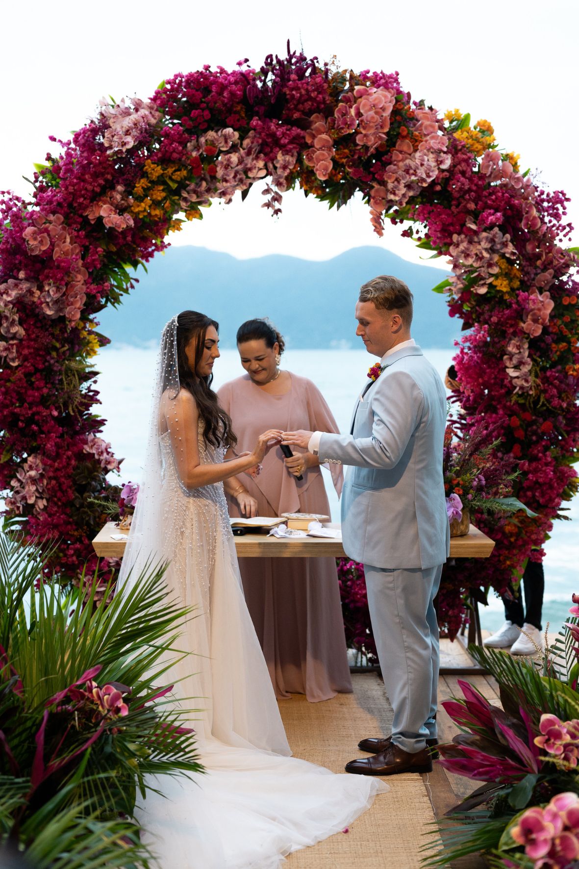 noivos casamento na praia