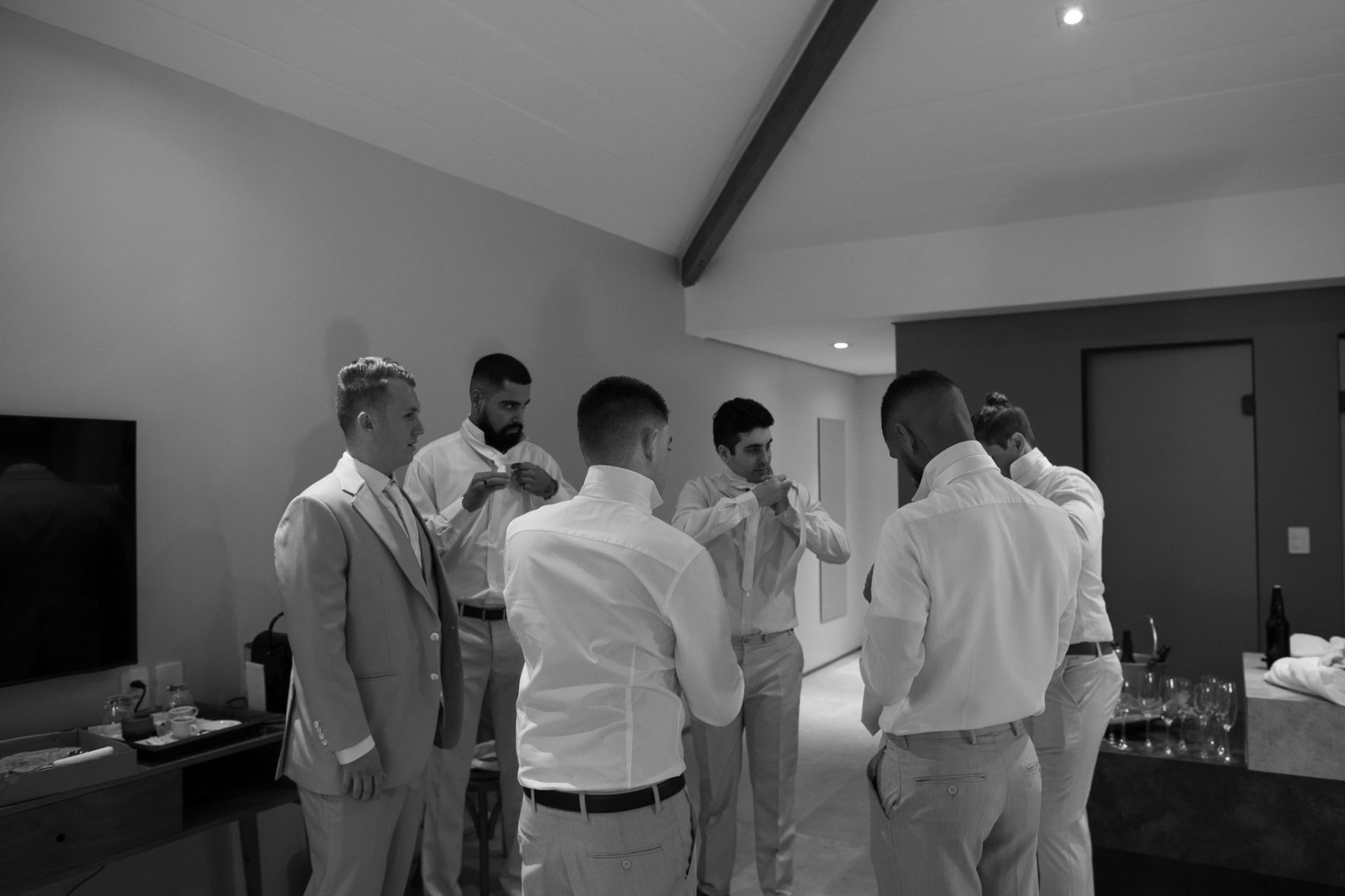 padrinhos e noivo se arrumando