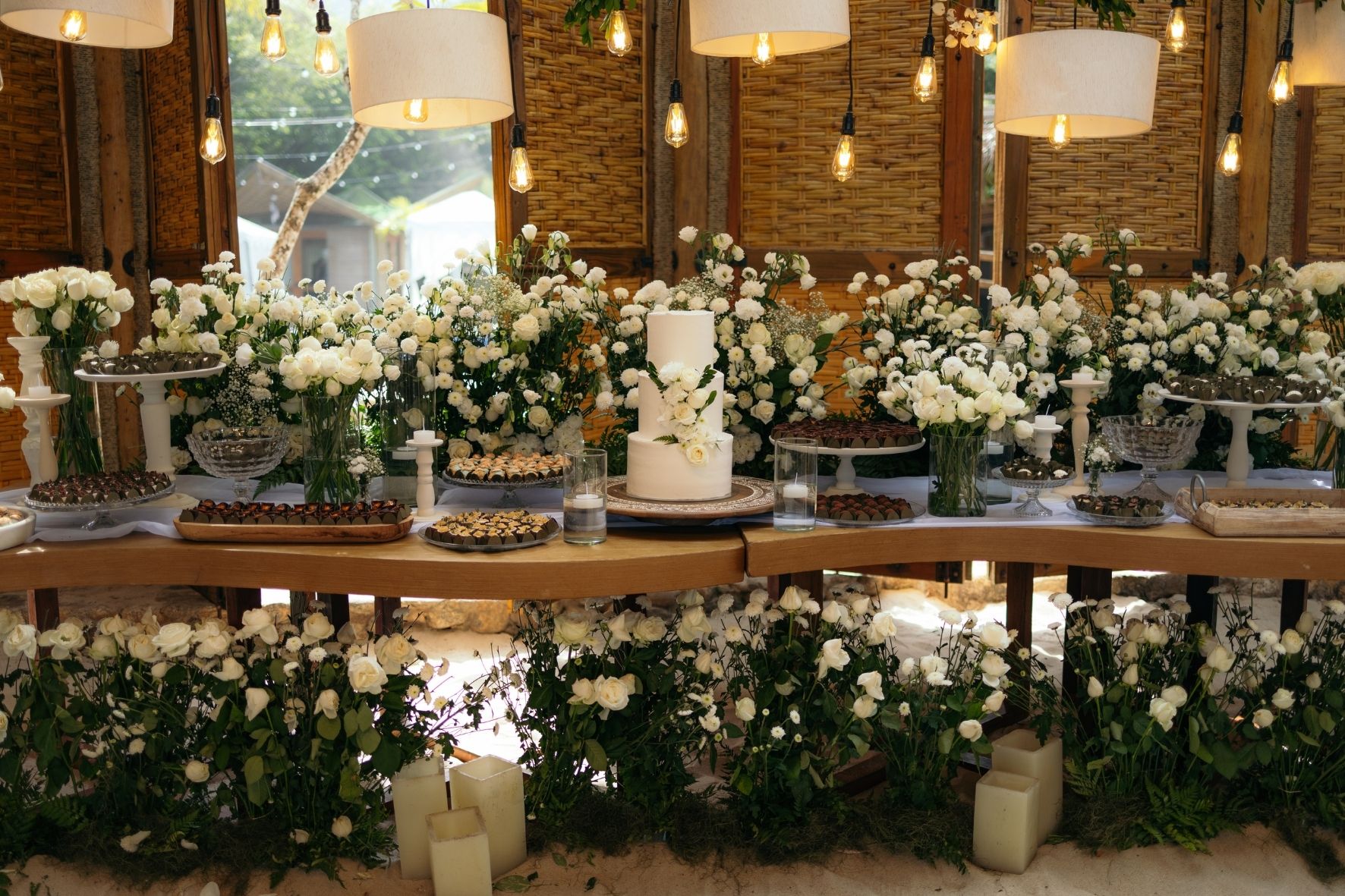 mesa de doces casamento na praia