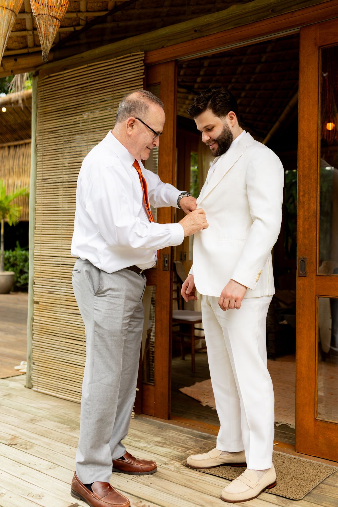 noivo e pai no casamento na praia