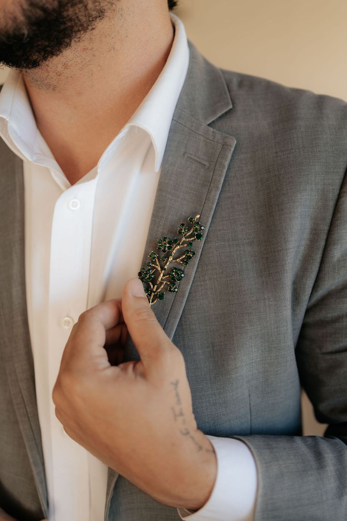 lapela do padrinho no casamento na praia