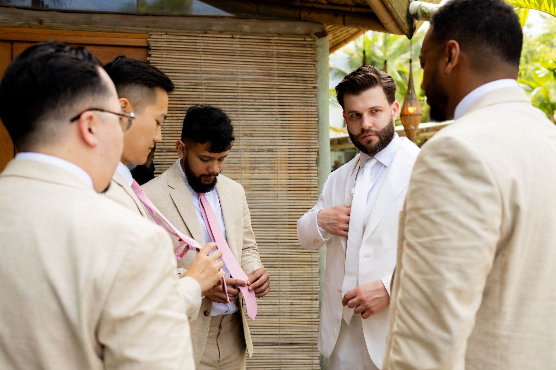 noivo e padrinhos de casamento na praia
