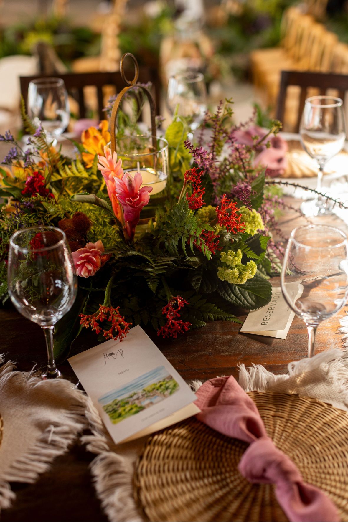 Mesa posta com papelaria personalizada no casamento no Luai Cabanas, em Maresias