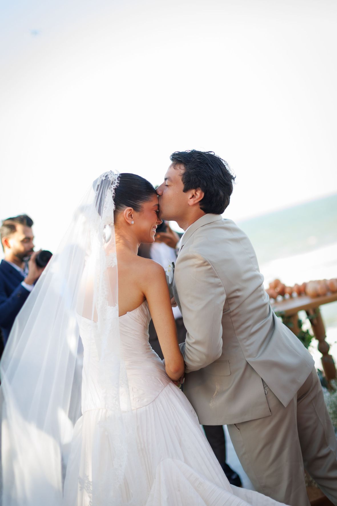 noivos na cerimônia de casamento na praia
