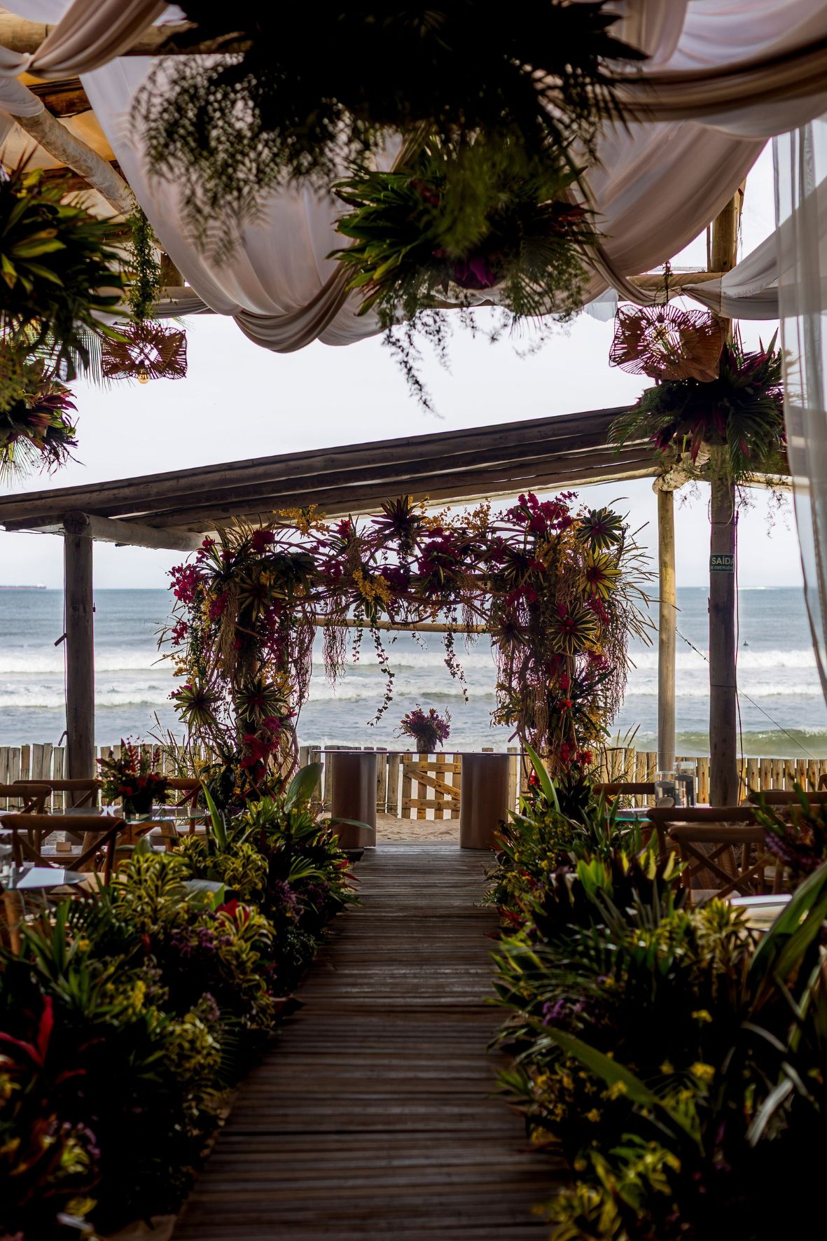 Altar decorado para casamento pé na areia no Luai Cabanas, em Maresias