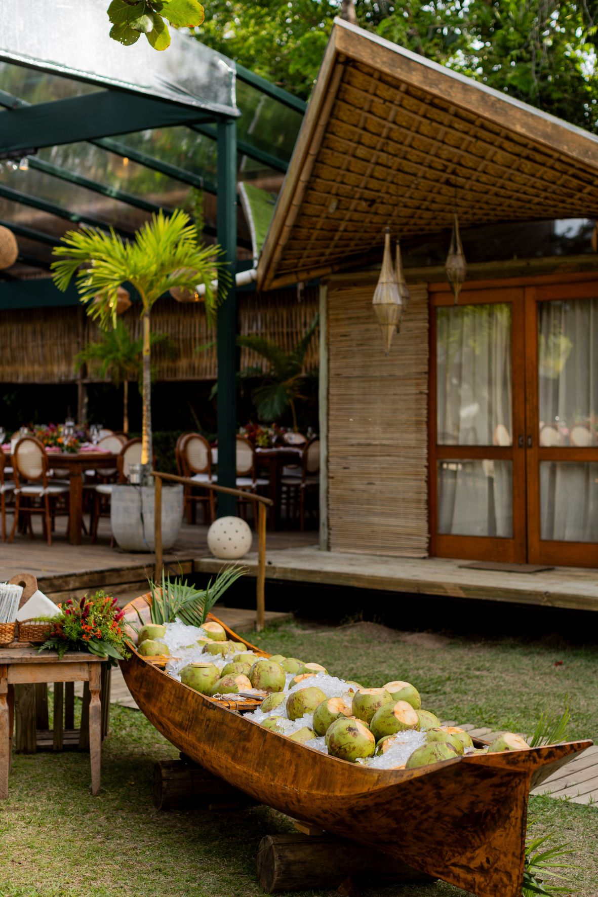 Canoa com cocos na recepção do Destination Wedding no Luai Cabanas