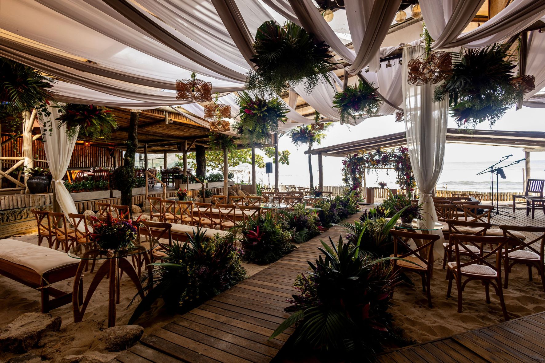 Decoração de casamento pé na areia em Maresias no Luai Cabanas
