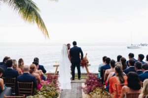 Cerimônia de Luiza e André no gramado da Casa Villa Mangueira, em Ilhabela