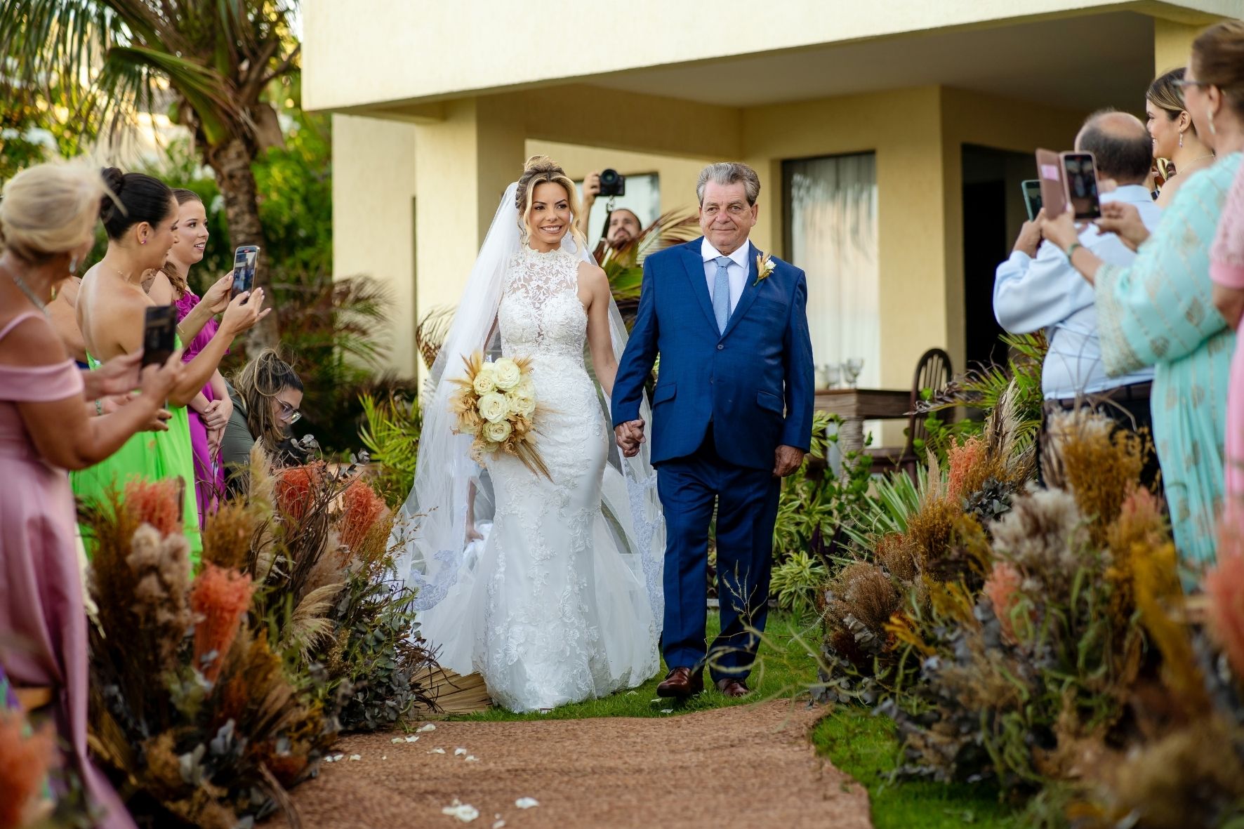 noiva entrando com o pai no casamento na praia