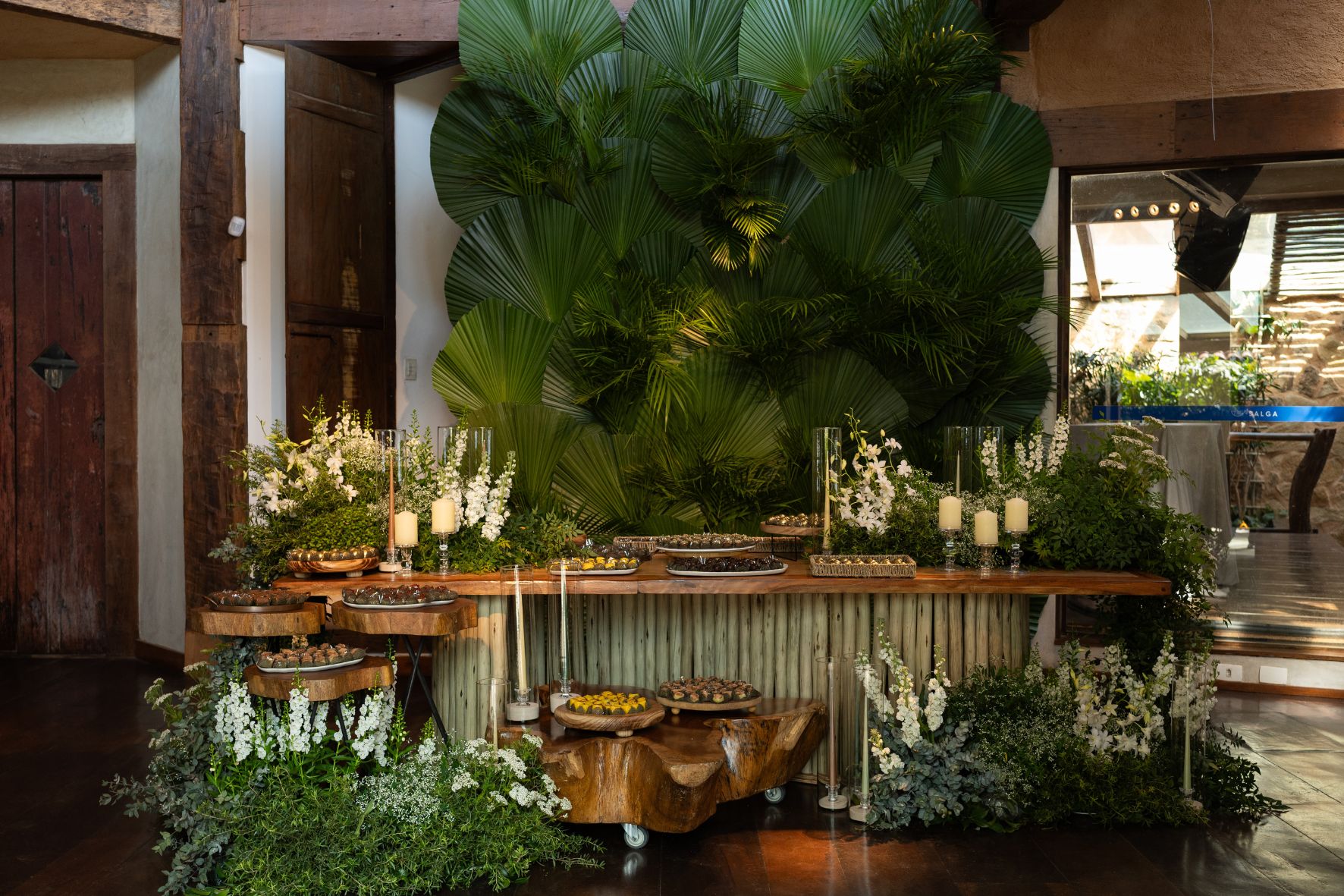 mesa elegante para doces no casamento na praia