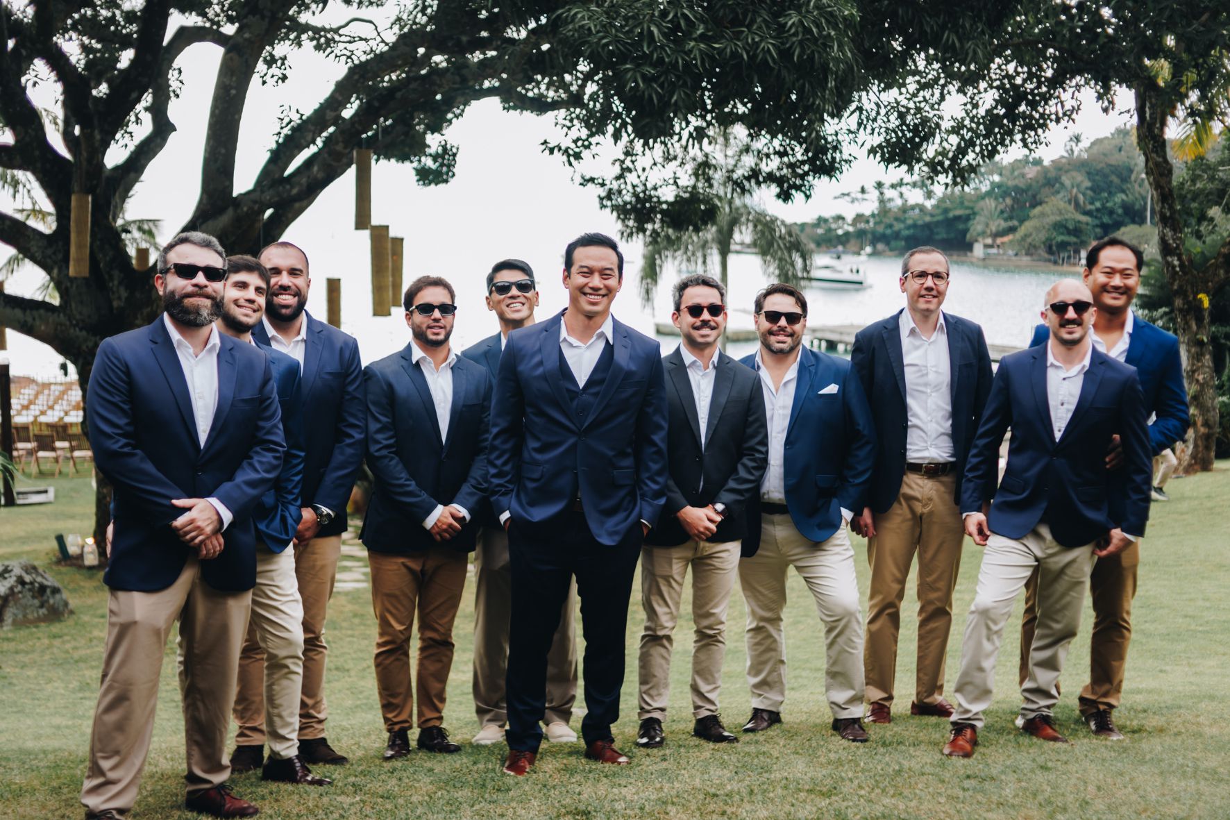 André com os padrinhos antes do casamento na Casa Villa Mangueira