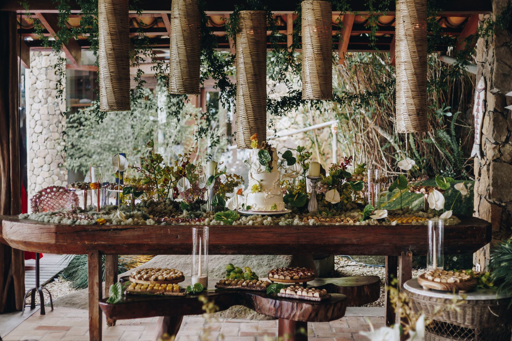 decoração de casamento colorida e mesa de doces para casamento na praia.