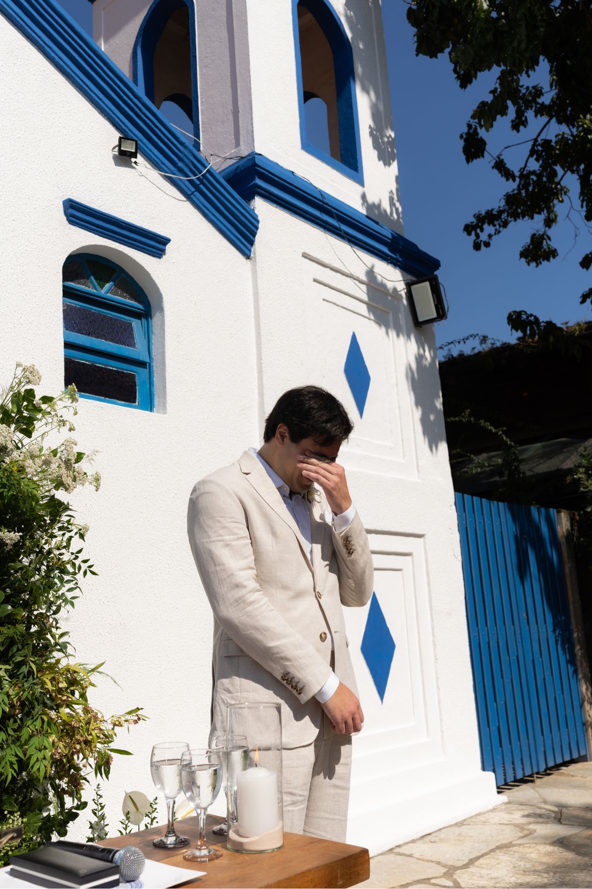 noivo no altar chorando esperando a noiva